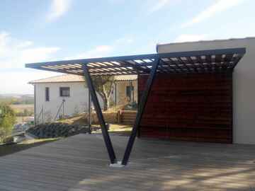 Pourquoi choisir une pergola métallique plutôt qu’en bois ou en PVC ?
