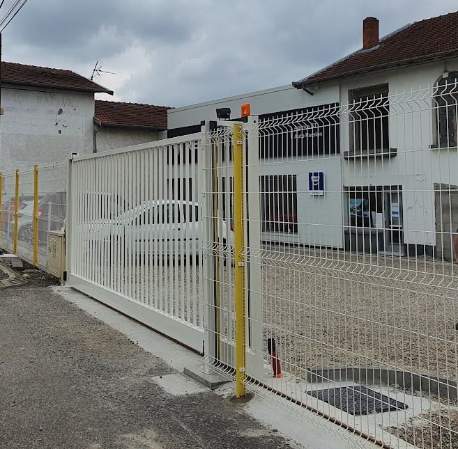 CLOTURE TREILLIS SOUDE ET PORTAIL COULISSANT