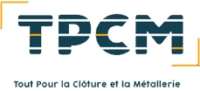 Logo TPCM stylisé bleu foncé et orange. Acronyme de "Tout Pour la Clôture et la Métallerie", spécialiste en solutions de clôtures et métallerie.