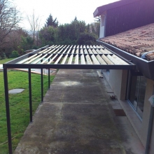 pergolas-structure-metal-lames-en-bois-1