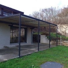 pergolas-structure-metal-lames-en-bois-vue-3-1